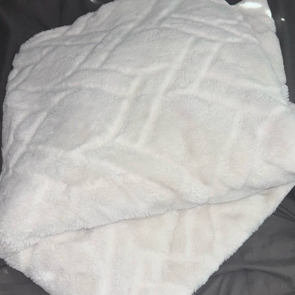 Koolaburra by Ugg Faux Fur Throw - Picture 3 of 10